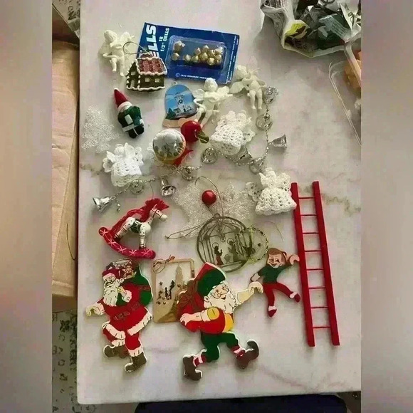 Vintage one gallon bag of Christmas ornaments. Great condition - Picture 1 of 3